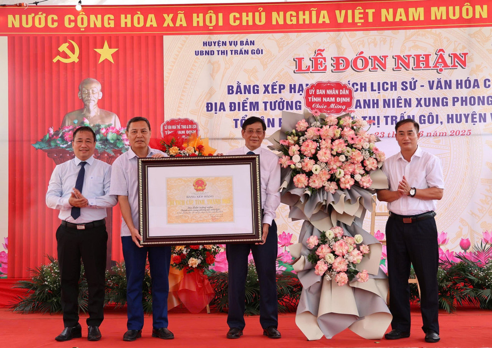 Trao Bằng xếp hạng di tích lịch sử-văn hóa cấp tỉnh Địa điểm tưởng niệm Thanh niên xung phong Ga Núi Gôi.