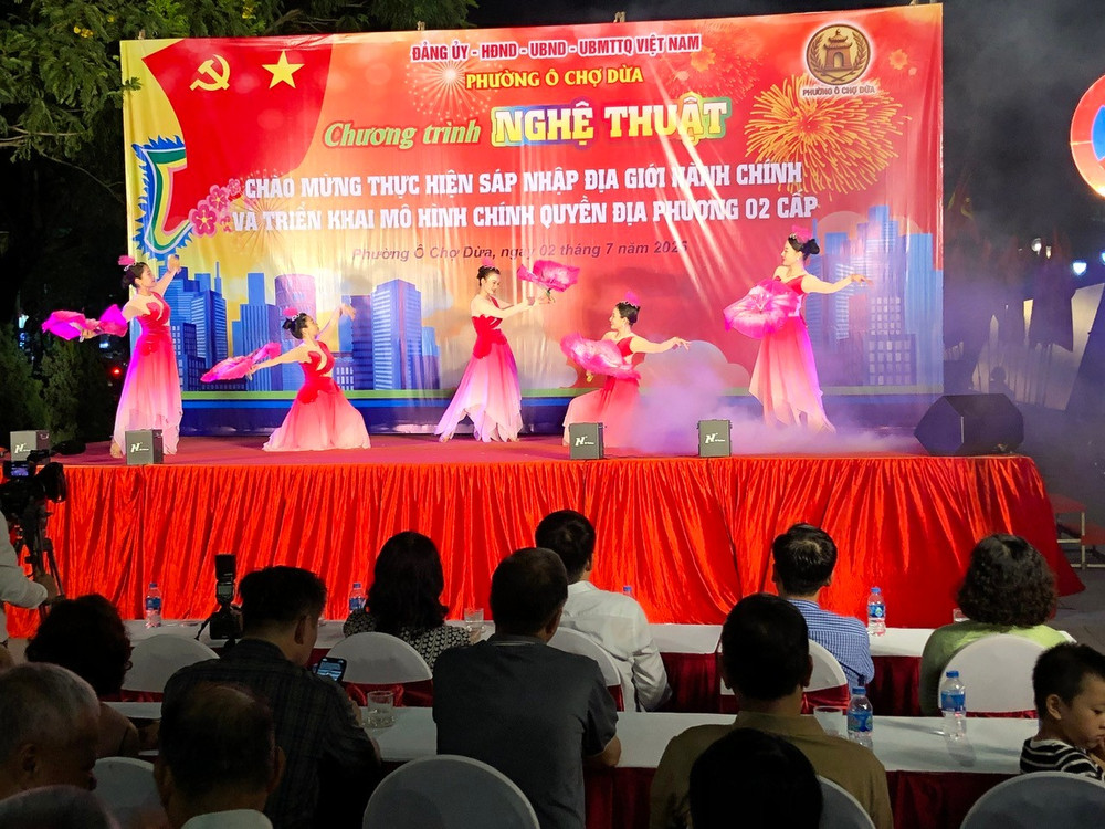 Người dân trên địa bàn phường thưởng thức chương trình nghệ thuật fccf14d0096fbe31e77e.jpg