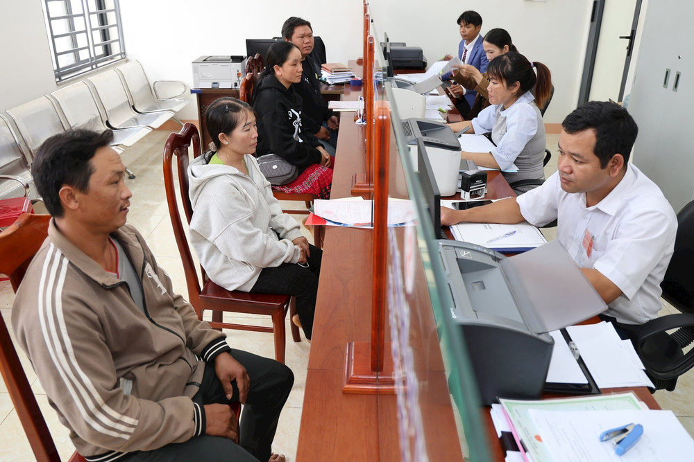 Cán bộ công chức Trung tâm Phục vụ hành chính công xã Tà Đùng giải quyết thủ tục hành chính cho người dân tại địa bàn. quang-khrr.jpg