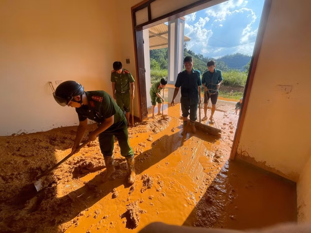 cong-an-xa-quy-hoa-giup-do-cac-ho-dan-khac-phuc-hau-qua-do-bao-lu.jpg