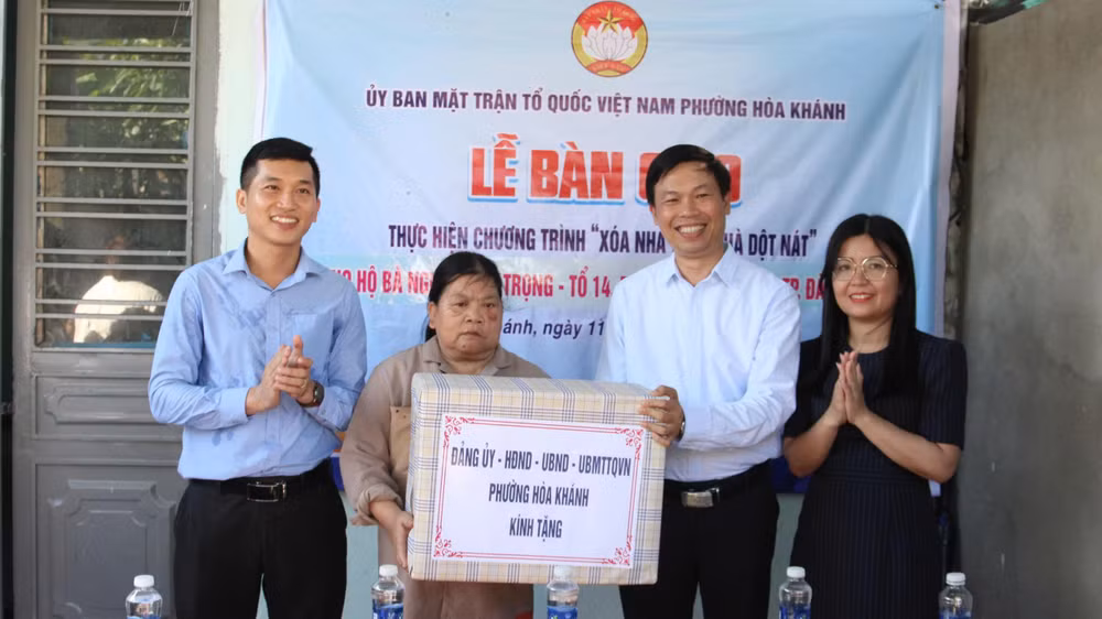 Bàn giao nhà trong Chương trình xóa nhà tạm, nhà dột nát.