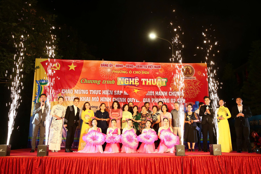 Lãnh đạo UBND phường Ô Chợ Dừa (mới) chúc mừng chương trình lanh-dao-ubnd-phuong-o-cho-dua-moi-chuc-mung-thanh-cong-chuong-trinh-nghe-thuat.jpg