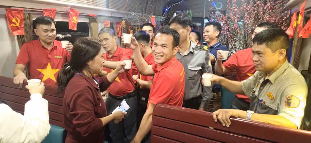 Không khí đón giao thừa vui tươi trên tàu.