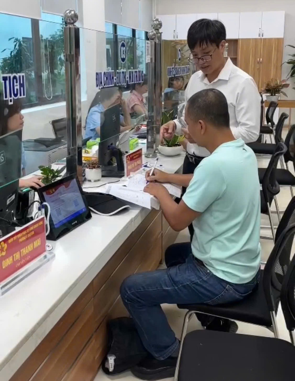 Phó Giám đốc Trung tâm phục vụ hành chính công thành phố Hà Nội Hoàng Văn Bằng kiểm tra việc hỗ trợ hoạt động một cửa liên thông của phường, sáng 2/7 bang.jpg