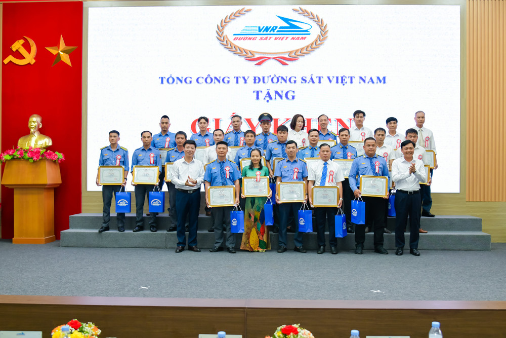 Nhiều tập thể, cá nhân được Tổng công ty tặng bằng khen, giấy khen img-6660-min.jpg