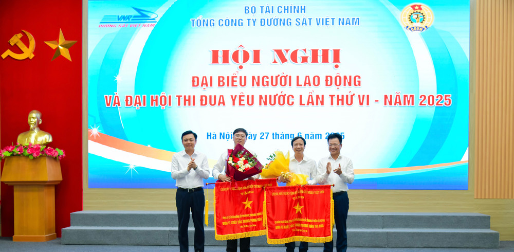 Công ty Cổ phần đường sắt Phú Khánh và Chi nhánh toa xe Sài Gòn được tặng Cờ Thi đua của Chính phủ năm 2024 img-e6659.jpg