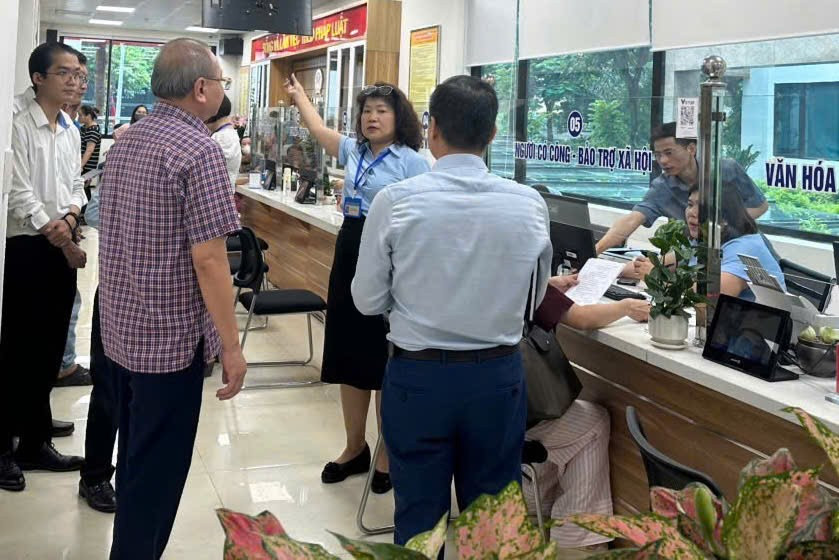 Lãnh đạo UBND phường Ô Chợ Dừa (mới) rà soát, đôn đốc công tác phục vụ người dân tới làm thủ tục hành chính tại Phòng Một cửa 792bfbaaef15584b0104.jpg