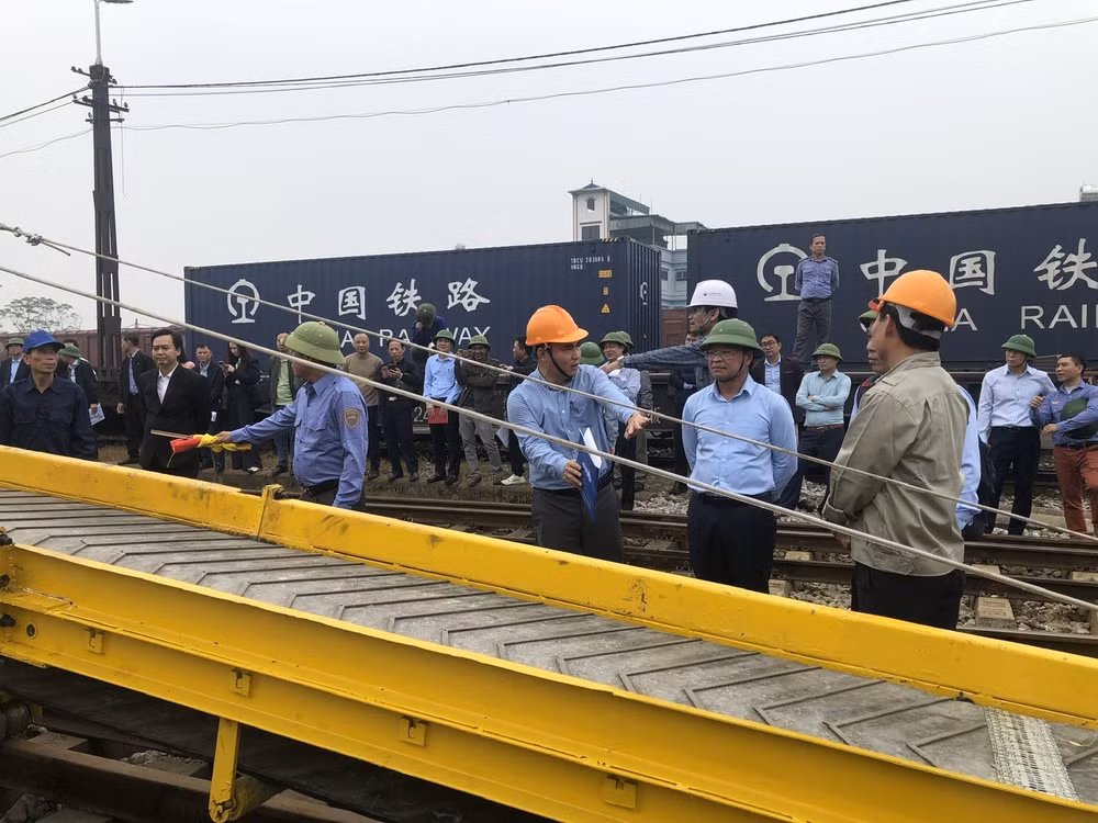 Lãnh đạo Tổng công ty Đường sắt Việt Nam thị sát tạị buổi diễn tập công tác khắc phục hậu quả bão lũ tại ga Yên Viên.