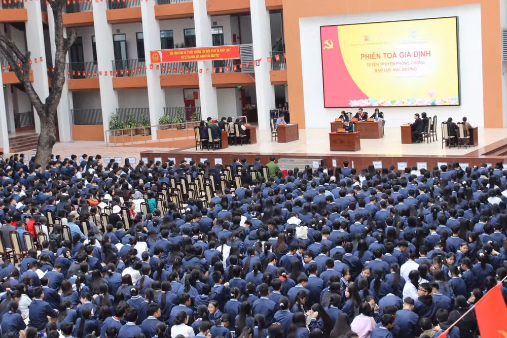 Đông đảo học sinh xem phiên toà giả định.