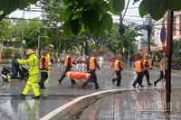 Lực lượng chức năng cơ động, giúp người dân khắc phục hậu quả mưa lũ.
