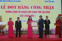 Đồng chí Nguyễn Xuân Thắng trao Bằng công nhận Trường chính trị Hoàng Đình Giong, tỉnh Cao Bằng, đạt chuẩn mức độ 1.
