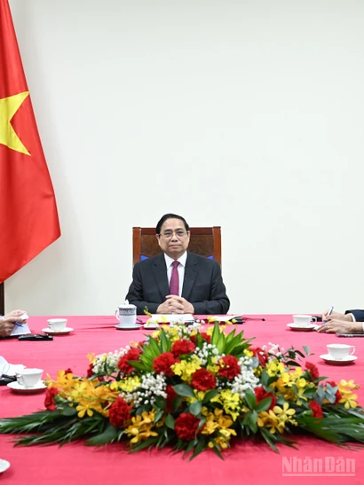 Thủ tướng Phạm Minh Chính điện đàm với Thủ tướng Singapore Lawrence Wong.