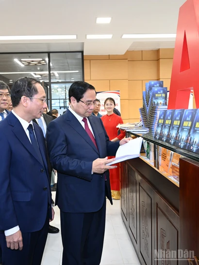 Thủ tướng Phạm Minh Chính và các đại biểu tham quan khu trưng bày sách và giới thiệu về các hoạt động của Học viện.