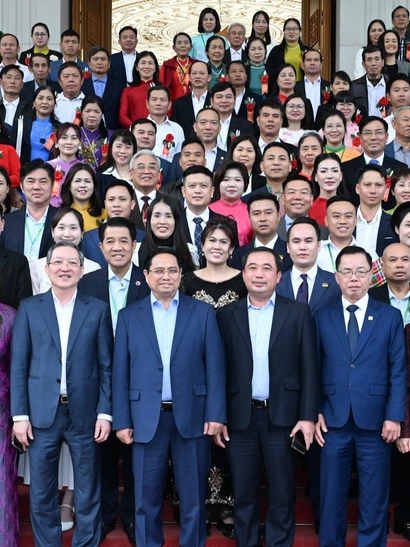 Thủ tướng chụp ảnh lưu niệm cùng các đại biểu.