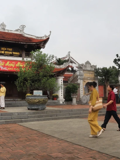 Đền có quy mô lớn, khuôn viên rộng, kiến trúc đẹp; có tòa hạ điện, trung điện, thượng điện, tả vu, hữu vu, cổng tam quan, các đồ lễ tế khí… được phục chế theo văn hóa thời nhà Nguyễn.