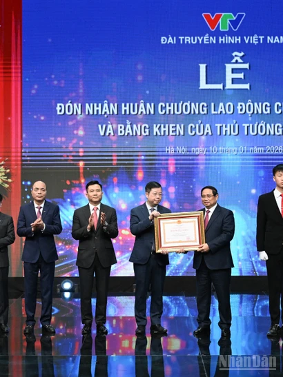 Thủ tướng Phạm Minh Chính trao Huân chương Lao động hạng Nhất cho VTV.