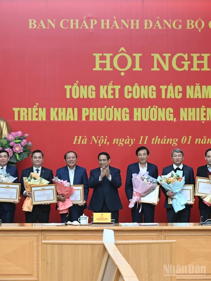 Thủ tướng Phạm Minh Chính, Bí thư Đảng ủy Chính phủ trao tặng Bằng khen cho các tập thể thuộc Đảng bộ Chính phủ.