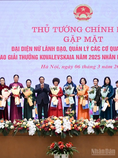 Thủ tướng Phạm Minh Chính tặng quà chúc mừng đại diện nữ lãnh đạo, quản lý các cơ quan Trung ương.