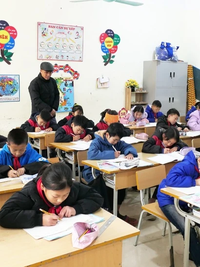 Trường phổ thông Dân tộc bán trú tiểu học Tùng Vài chủ động phòng, chống rét cho học sinh.