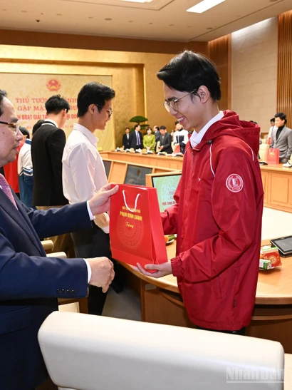 Thủ tướng Phạm Minh Chính trao tặng quà cho các học sinh đoạt giải tại các kỳ thi quốc tế năm 2025.