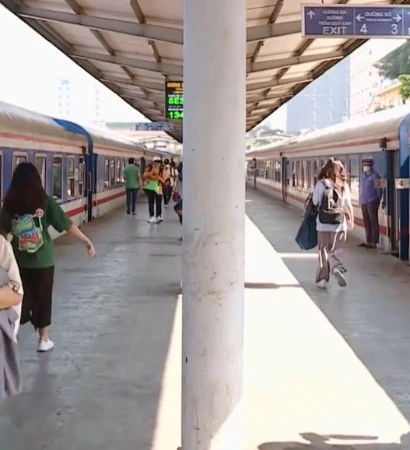 [Video] Người dân chọn đi tàu hỏa để tiết kiệm 40% tiền vé máy bay