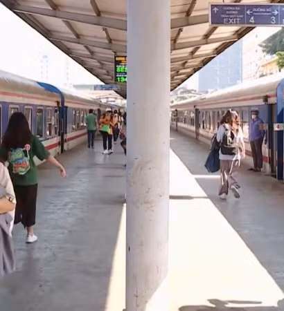 [Video] Người dân chọn đi tàu hỏa để tiết kiệm 40% tiền vé máy bay