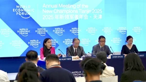Họp báo về Hội nghị các nhà tiên phong của WEF. (Ảnh: Tân Hoa Xã)
