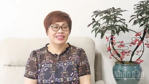 Giáo sư Phan Kim Nga trả lời phỏng vấn của phóng viên Báo Nhân Dân thường trú tại Trung Quốc.