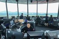 Ngày cao điểm nhất trước Tết Nguyên đán (14/2), Cảng Hàng không quốc tế Nội Bài đón gần 700 lượt máy bay cất-hạ cánh, lượng hành khách vượt mốc 116.000 lượt.