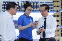 Các đại biểu tham quan các gian hàng tại sự kiện.