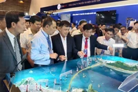 Các đại biểu xem một gian hàng triển lãm tại hội nghị.