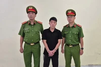 Bị can Đoàn Quốc Việt (áo đen) tại Cơ quan Công an (Ảnh: Công an cung cấp)