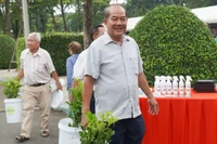 Người dân được tặng cây xanh khi tham gia ngày hội.