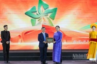 Ông Đào Mạnh Kiên, Ủy viên Ban Thường vụ Đảng ủy, Chủ tịch Công đoàn Vietnam Airlines, đại diện lãnh đạo Tổng công ty, trao biểu trưng ủng hộ 5,5 tỷ đồng tới Ủy ban Trung ương Mặt trận Tổ quốc Việt Nam.