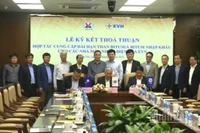 Đại diện lãnh đạo TKV và EVN, EVNGENCO1 ký thỏa thuận cung cấp than nhập khẩu dài hạn.