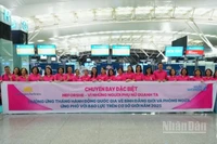 Đại diện Vietnam Airlines, UN Women và các đơn vị đồng hành chụp ảnh lưu niệm tại sân bay Nội Bài trước chuyến bay đặc biệt HeForShe - “Bình đẳng giới vì những người phụ nữ quanh ta”.