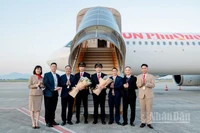 Đại diện lãnh đạo hãng SPA chào đón chiếc máy bay thứ tư gia nhập đội bay của hãng.