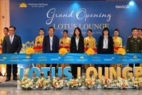 Các đại biểu cắt băng khai trương Phòng khách Bông Sen mới tại Nhà ga T2, Cảng Hàng không quốc tế Nội Bài.