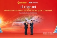 Đại diện Công ty cổ phần Cảng hàng không Mặt trời (SAC, đơn vị thành viên thuộc Tập đoàn Sun Group), chính thức đón nhận Giấy phép kinh doanh Cảng hàng không từ Thứ trưởng Xây dựng Lê Anh Tuấn.