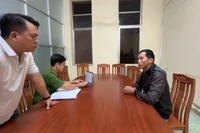 Cơ quan chức năng làm việc với 1 trong 3 đối tượng. (Ảnh: Công an cung cấp)