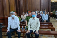 Hai bị cáo Nguyễn Công Khế (trái) và Nguyễn Quang Thông tại phiên tòa.