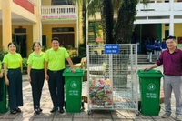 Đại diện các đơn vị và lãnh đạo Trường trung học phổ thông Hà Trung giới thiệu về mô hình phân loại rác tại nguồn. 