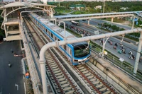 Vận tải hành khách công cộng bằng metro góp phần giảm phát thải ô nhiễm không khí. Trong ảnh: Tuyến metro số 1 Bến Thành-Suối Tiên.