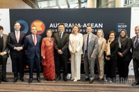 Giáo sư Sharon Pickering, Hiệu trưởng kiêm Chủ tịch Đại học Monash (thứ sáu từ trái sang) cùng các đại diện từ cơ quan ngoại giao, doanh nghiệp và học thuật của Australia và ASEAN tại Diễn đàn Doanh nghiệp Australia-ASEAN.
