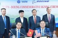 Ông Lê Hoàng Minh, Chủ tịch Hội đồng thành viên VATM và ông Malcom An3, đại diện Tập đoàn Boeing ký Biên bản ghi nhớ hợp tác nghiên cứu.