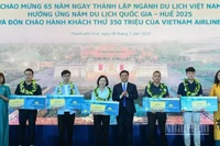 Mười hành khách may mắn được nhận vé khứ hồi hạng nội địa phổ thông.