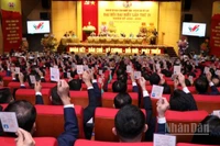 Các đại biểu tiến hành biểu quyết một số nhiệm vụ trọng tâm.