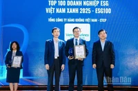 Tiến sĩ Võ Trí Thành, Giáo sư, Tiến sĩ Trần Thọ Đạt trao giải Tốp 100 ESG Việt Nam Xanh 2025 cho đại diện Vietnam Airlines.