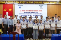 Công ty Ô-tô Toyota Việt Nam cùng các đại lý phối hợp với Bộ Giáo dục và Đào tạo triển khai và trao tặng Học bổng Toyota cho 123 sinh viên xuất sắc thuộc các chuyên ngành cơ khí, kỹ thuật, môi trường, trí tuệ nhân tạo của các trường đại học.