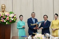 Ông Đặng Ngọc Hòa, Chủ tịch Hội đồng quản trị Vietnam Airlines, trao tặng mô hình máy bay Boeing 787-10 cho đại diện lãnh đạo tỉnh Hưng Yên, khẳng định tinh thần gắn kết và hợp tác lâu dài.